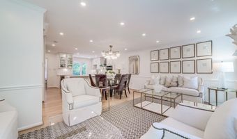 8 CARRIAGE HOUSE Cir, Alexandria, VA 22304