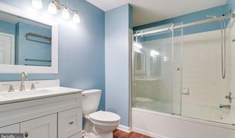 244 S REYNOLDS St 303, Alexandria, VA 22304