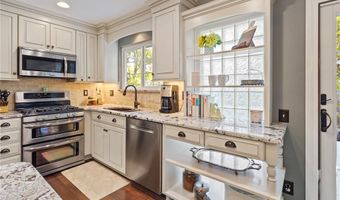 1225 Wissmann Dr, Ballwin, MO 63011