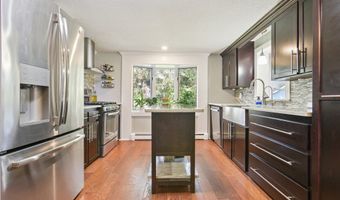 7 Rocky Ledge Dr, Clinton, CT 06413