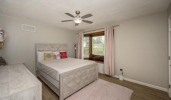270 E Skyline Dr, Ballwin, MO 63011