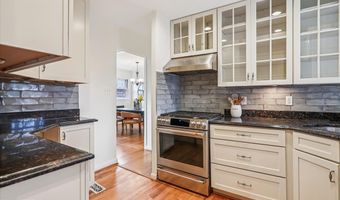 941 N MCKINLEY Rd, Arlington, VA 22205