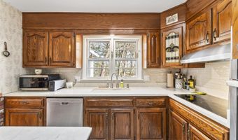 6 Advocate Pl, Danbury, CT 06810