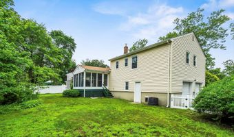 19 Galloping Cir, Belford, NJ 07718