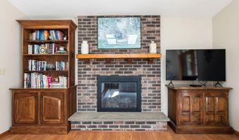 17 Northgate Dr, Albany, NY 12203