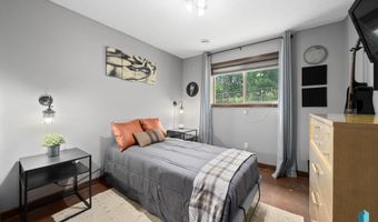 212 N Fairway Dr, Brandon, SD 57005