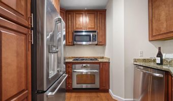 2101 N MONROE St 213, Arlington, VA 22207