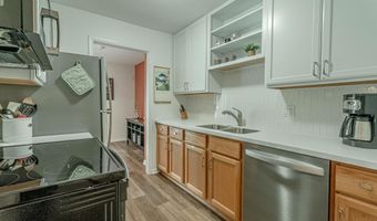 32 Whitcomb Cir, Madison, WI 53711