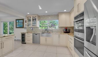 10 Macy Dr, Hewlett Bay Park, NY 11557