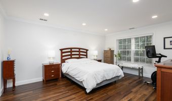 816 Wedgewood Cir, Belford, NJ 07718