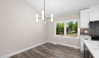 9704 Captains Dr, Algonquin, IL 60102