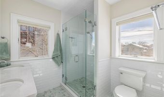 26 Narragansett Ave, Newport, RI 02840