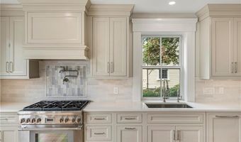 28 Mount Vernon St, Newport, RI 02840