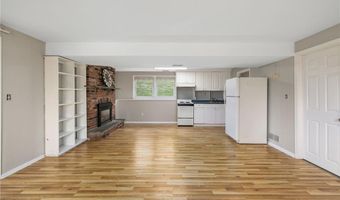 23 Algonquin Dr, Middletown, RI 02842