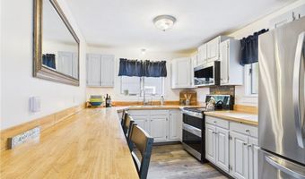 34 Beach Plum Rd, Narragansett, RI 02882