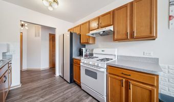941 N Swift Rd 201, Addison, IL 60101