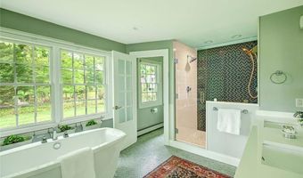33 Meadowbrook Dr, Barrington, RI 02806