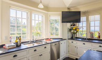 7 Clay Pit Ln, Aquinnah, MA 02535