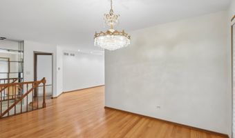 2109 N Charter Point Dr, Arlington Heights, IL 60004