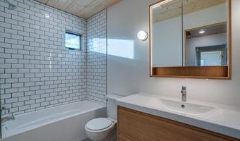 8 Quonset Way, Carson, NM 87517