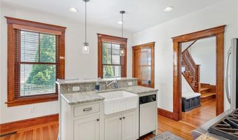 8 Bush St, Newport, RI 02840