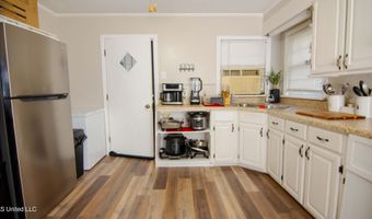 105 Park St, Batesville, MS 38606