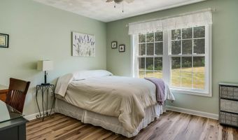8 Royal Ln, Raymond, NH 03077