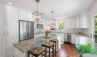 292 Summerhill Dr, Aurora, OH 44202