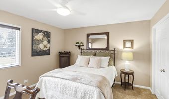 1415 W Hawthorne St, Arlington Heights, IL 60005