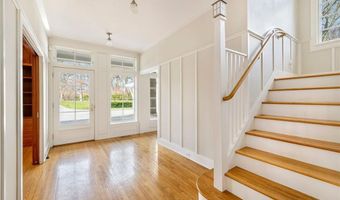 9 Ocean Lawn Ln, Newport, RI 02840