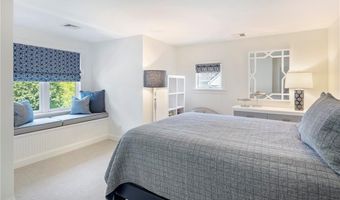 60 Van Wickle Ln, Bristol, RI 02809