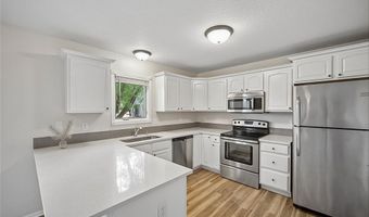 2205 Country Cove Ln, Altoona, IA 50009