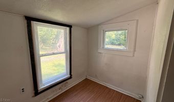 629 Portage Lakes Dr, Akron, OH 44319