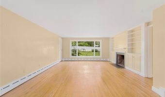61 Applegate Rd, Cranston, RI 02920