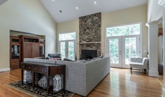 15 Logging Trail Ln, Brookfield, CT 06804