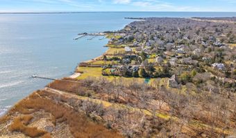 198 S Country Rd, Bellport, NY 11713