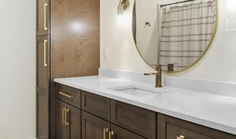 1534 Hannah Ln, Aberdeen, SD 57401