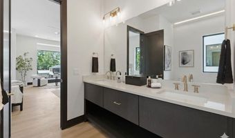 217 NE H St, Bentonville, AR 72712