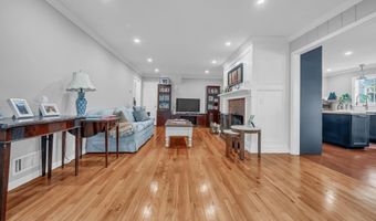 8 Lakeview Rd, Brookfield, CT 06804