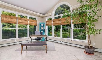 36 Beauchamp Dr, North Kingstown, RI 02874