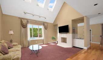 40 Alpine Estates Dr, Cranston, RI 02921