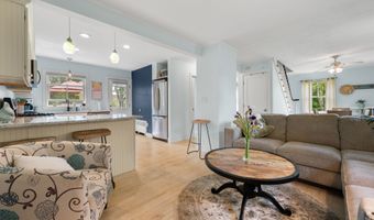 8 Maple Ave, Clinton, CT 06413