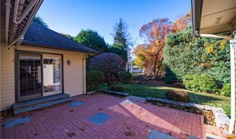 40 Phenix Ridge Dr, Cranston, RI 02921