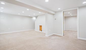 121 S FENWICK St, Arlington, VA 22204