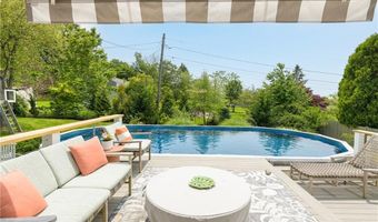 7 Maloney Ln, Middletown, RI 02842