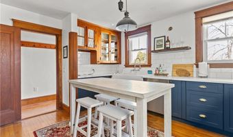 123 Beacon St, Middletown, RI 02842