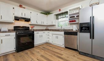 1520 S Carnation Dr, Aurora, MO 65605
