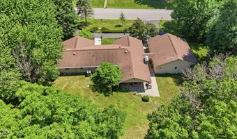 6926 Woodridge Dr, Avon, IN 46123