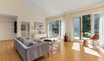 621 E Shore Rd, Jamestown, RI 02835