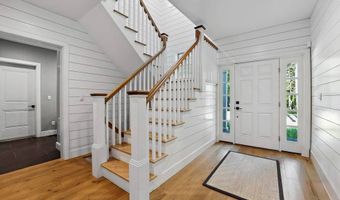 97 Oak Ln, Amagansett, NY 11937